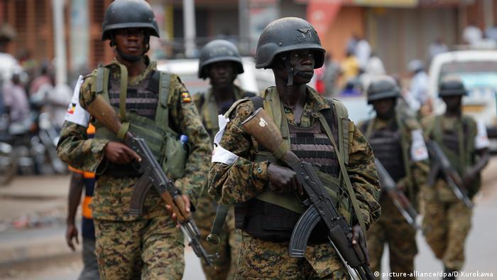 Uganda Afrika Soldaten Sicherung Demonstration (picture-alliance/dpa/D.Kurokawa)
