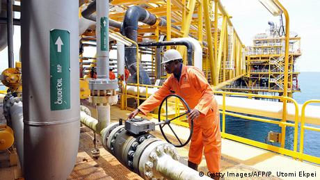 Nigeria Port Harcourt Arbeiter auf Plattform Ölförderung (Getty Images/AFP/P. Utomi Ekpei)