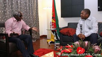 Mosambik Maputo Präsident Filipe Nyusi (R) und Oppositionsführer Afonso Dhlakama