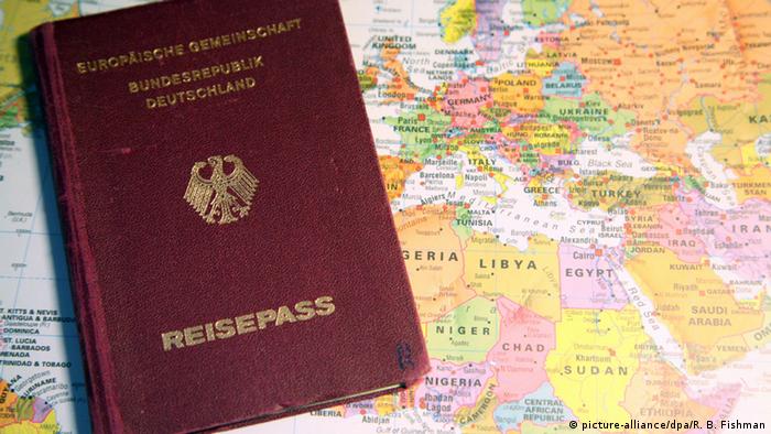 Ein deutscher Reisepass der Europäischen Gemeinschaft liegt auf einer Weltkarte. (Foto: picture-alliance/dpa/R. B. Fishman)