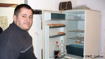 Samir Musić pokazuje prazan frižider. Radost je, kaže, kad za nadnicu dobije kolut sudžuka