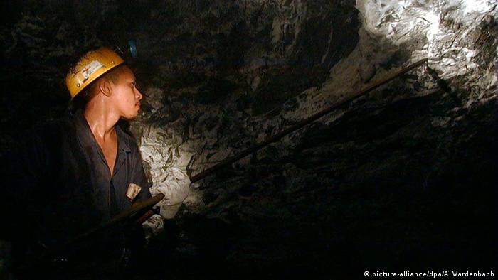 Minero en Venezuela, país en el que también se explota el oro. (archivo)