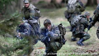 Militärische Ausbildung für Kurden in Deutschland (picture-alliance/AP Images/M. Sohn)