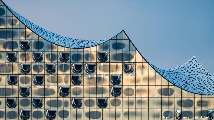 Хвилеподібний фасад з вигнутих скляних панелей