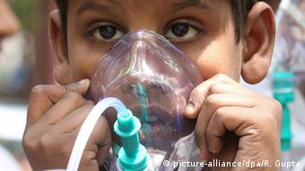 Indien Luftverschmutzung Junge mit Maske (picture-alliance/dpa/R. Gupta)