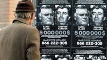 Mann blickt Fahndungsplakate Radovan Karadzic und General Ratko Mladic in Sarajevo