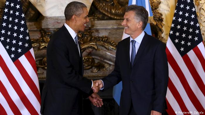 Obama y Macri se dan la mano.