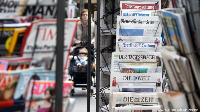 Deutschland Zeitungsständer in Düsseldorf (picture-alliance/dpa/M. Gerten)