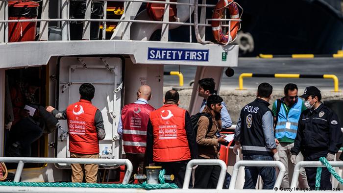 Turkish immigration authorities register potential resettlement candidates with the UN refugee agency (UNHCR). Candidates undergo a vetting process with the UNHCR, which creates personal files and passes them on to individual states in the EU.