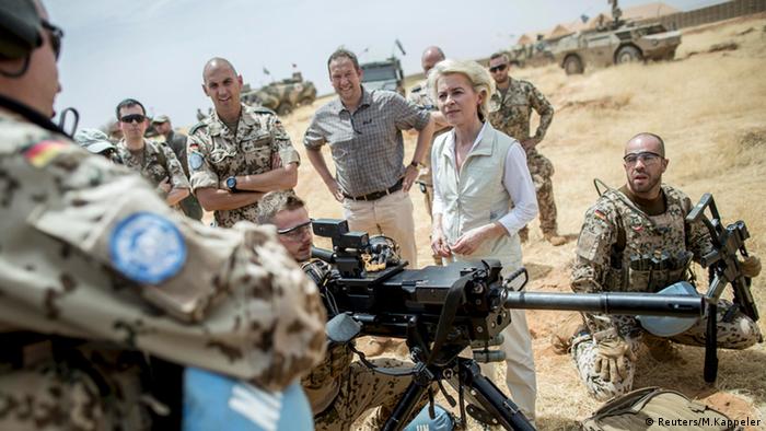 Mali Deutschland Ursula von der Leyen besucht Bundeswehr Soldaten in Gao (Reuters/M.Kappeler)
