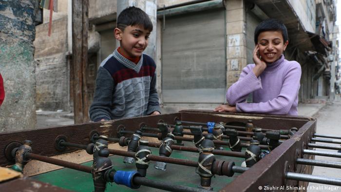 Niños juegan en Alepo, Siria (Zouhir Al Shimale / Khalil Hajjar).