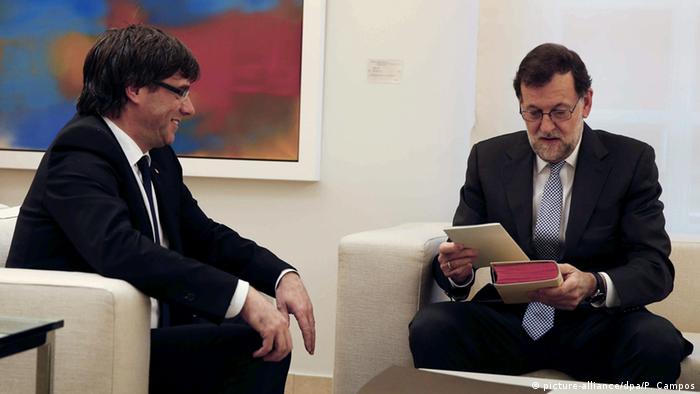 Mariano Rajoy und Carles Puigdemont (picture-alliance/dpa/P. Campos)