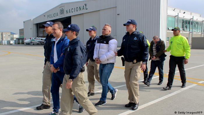 Extradición a Estados Unidos de miembros del narcotráficante Clan Úsuga, aquí llevados por agentes de la Policía Nacional de Colombia e Interpol. 