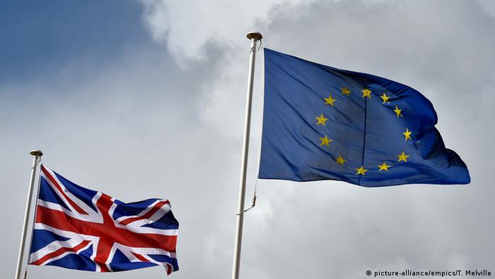 Flaggen EU und Großbritannien Symbol Brexit (picture-alliance/empics/T. Melville)
