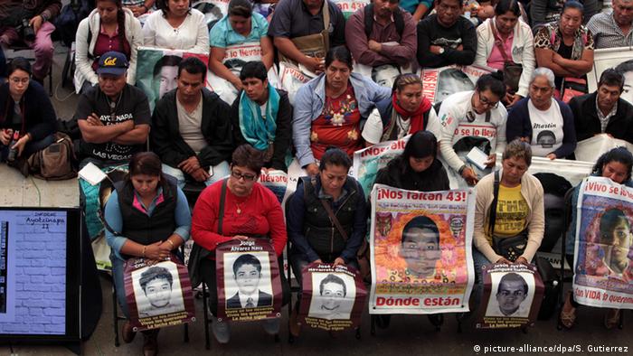 Mexiko Vermisste Studenten (picture-alliance/dpa/S. Gutierrez)