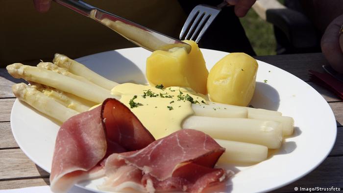 Ham, asparagus and potatos on a dish (Imago/Strussfoto)