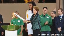 Brasilien Präsidentin Dilma Rousseff entzündet die Olympische Fackel