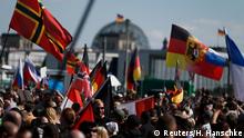 Berlin Aufmarsch rechter Gruppierungen (Reuters/H. Hanschke)