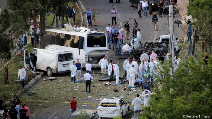 Türkei Diyarbakir Anschlag Autobombe (Reuters/S. Kayar)
