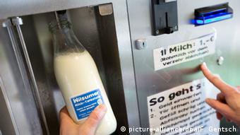 Milch-Automat , Milchtankstelle (picture-alliance/dpa/F. Gentsch)