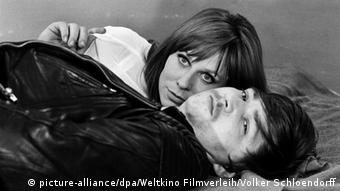 Couple laying on ground (c) picture-alliance/dpa/Weltkino Filmverleih/Volker Schloendorff