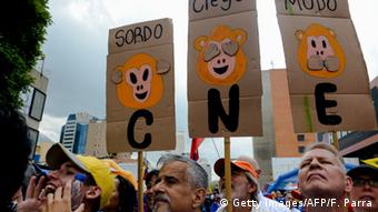 Manifestantes venezolanos critican el rol del CNE. 