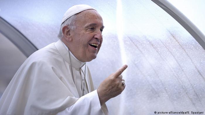 Vatikan Papst Franziskus hält Pfingsrede vor dem Petersdom (picture-alliance/dpa/S. Spaziani)