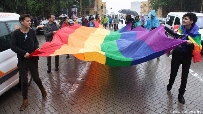 Protest gegen Homophobie in der albanischen Hauptstadt Tirana (Foto: DPA)