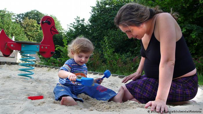 Deutschland Schwangere Mutter mit kleinem Jungen auf dem Spielplatz (picture alliance/blickwinkel/fotototo)
