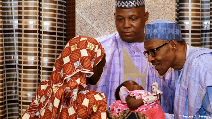 Nigeria Präsident Buhari empfängt befreites Schulmädchen Amina Ali (Reuters/A. Sotunde)
