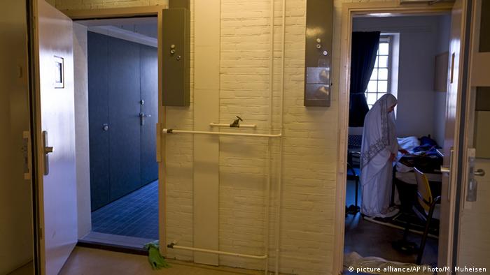 Niederlande Asyl hinter Gittern (picture alliance/AP Photo/M. Muheisen)