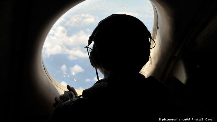 Italien US-Luftwaffe Suche nach Absturz von Egyptair-Flugzeug (picture-alliance/AP Photo/S. Cavalli)