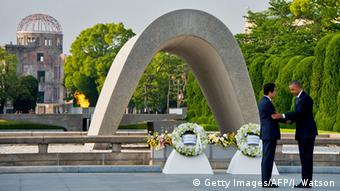 US President Barack Obama visits the Hiroshima Peace Memorial Park with Japanese Prime Minister Shinzo Abe (Getty Images/AFP/J. Watson)