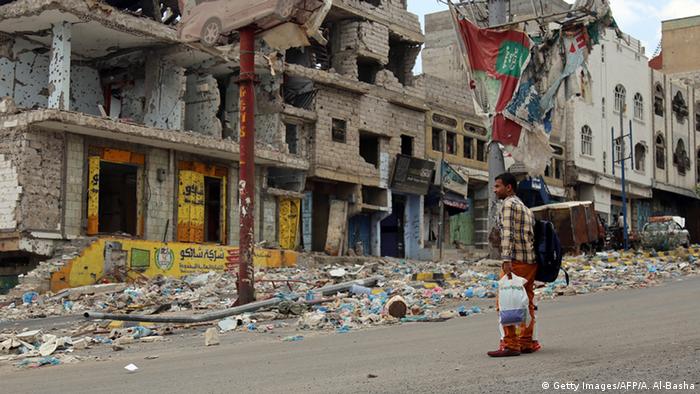 Jemen Zerstörung in Straße von Taiz (Getty Images/AFP/A. Al-Basha)
