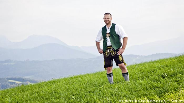 Hombre en Lederhosen sobre una montaña. (picture-alliance/Bildagentur-online/M. Gann-Yay)