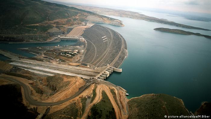 Luftaufnahme des Staudamms am Euphrat in der Provinz Sanliurfa Atatürk Staudamm (picture-alliance/dpa/M.Biber)