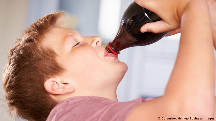 Child drinking a soft drink (Colourbox/Monkey Business Images)