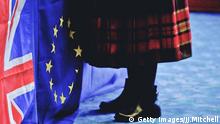 Symbolbild Brexit EU Großbritannien Schottland Flaggen Schottenrock Tracht