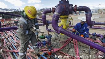 Рабочие на сланцевом месторождении в штате Колорадо проводят очередной гидроразрыв пласта