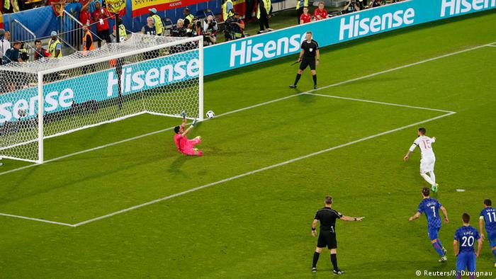 تاریخچه‌ی تعیین سرنوشت بازی فوتبال با ضربات پنالتی | ورزش | DW ...ضربه ناموفق سرجیو راموس، کاپیتان اسپانیا مقابل کرواسی در جام ۲۰۱۶