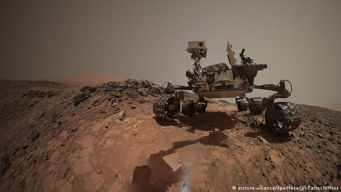 Curiosity es el mayor y más moderno de todos loa exploradores de Marte, en donde ya ha recorrido más de 17 kilómetros, y sigue activo, gracias a una batería de un isótopo radiactivo. Su energía es, prácticamente, inagotable. Curiosity es un laboratorio sobre ruedas.