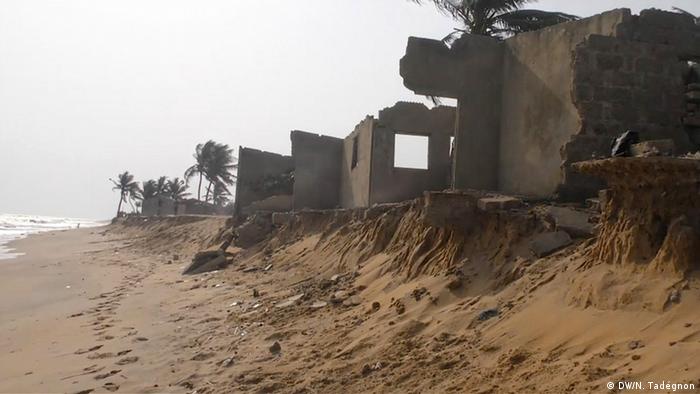 Casas cerca del mar, que se han derrumbado debido a la erosión de las playas.