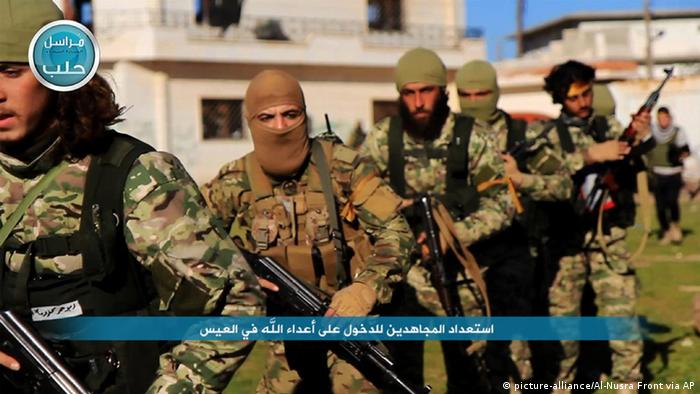 Amnesty International Bericht zu Verbrechen in Syrien-Krieg - Kämpfer Al-Nusra-Front (picture-alliance/Al-Nusra Front via AP)