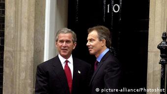 George W. Bush i Tony Blair ispred rezidencije britanskog premijera u Londonu, 20. studenog 2003. godine (picture-alliance/Photoshot)