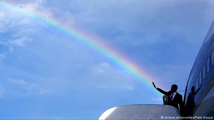 Barack Obama besteigt die Air Force One. Als er winkt, scheint es, als käme aus seiner Hand ein riesiger Regenbogen. (Foto: picture alliance/dpa/Pete Souza)