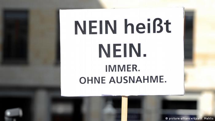 Manifestação com cartaz dizendo Não é Não em Berlim