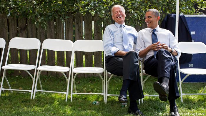 US-Präsident Barack Obama sitzt zusammen mit US-Vizepräsident Joe Binden auf weißen Klappstühlen, die auf dem Rasen stehen. (Foto: Official White House Photo/Pete Souza/CC BY 2.5)