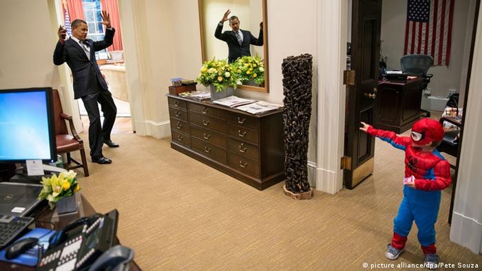 Hier ist der US-Präsident von einem unsichtbaren Netz des drei Jahre alten Spiderman gefangen. (Foto: Official White House Photo/Pete Souza/CC BY 2.5 )