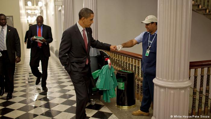 Washington White House Präsident Barack Obama begrüßt Hausmeister (Foto: White House/Pete Souza)