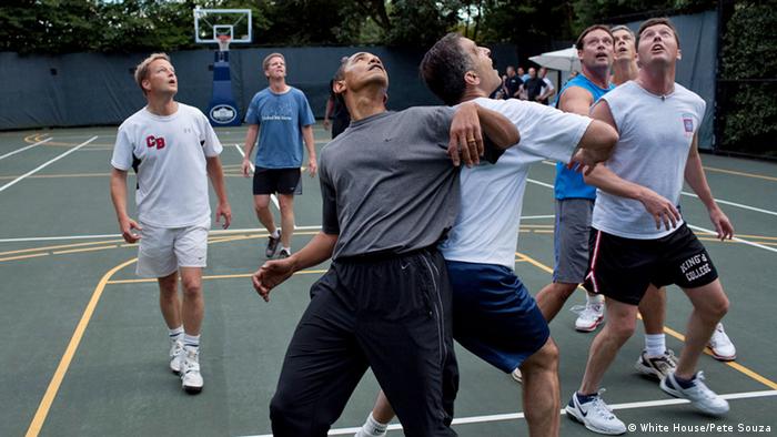 Präsident Barack Obama und seine Mitarbeiter spielen gemeinsam Basketball. (Foto: White House/Pete Souza)